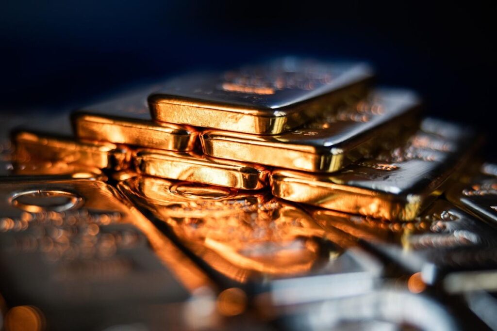 Gold Hits Record Just Below ,000 as Investors Pile Into Havens